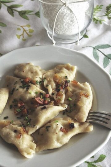 Pierogi ruskie z boczkiem i karmelizowaną cebulką