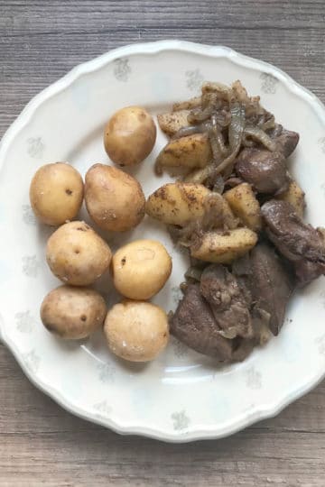 Wątróbka drobiowa z cebulką i jabłkiem