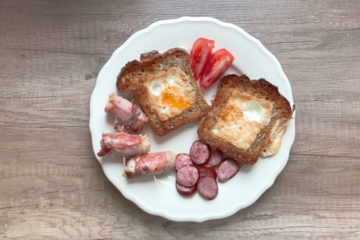 Tosty z jajkiem, roladki z parówkami i kiełbaska