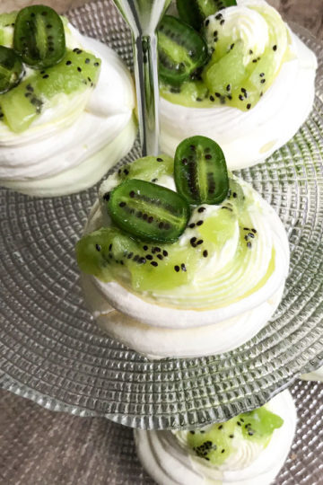 Beza Pavlova z kremem z białą czekoladą i mini kiwi