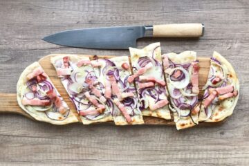 Flammkuchen alzacka tarta chlebowa z cebulą i boczkiem