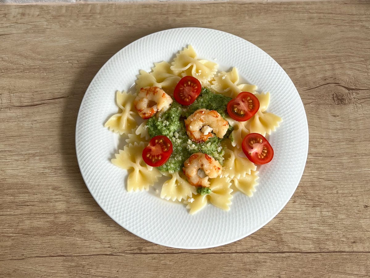 Makaron z sosem pesto i krewetkami