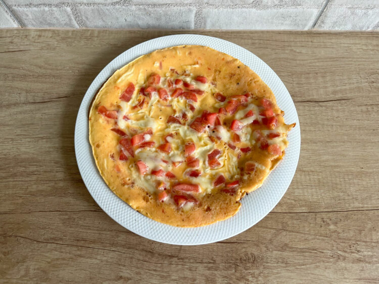 Omlet z pomidorami i serem żółtym