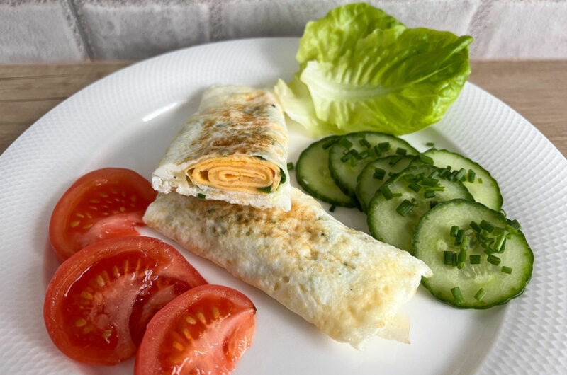 Dwukolorowy zawijany keto omlet